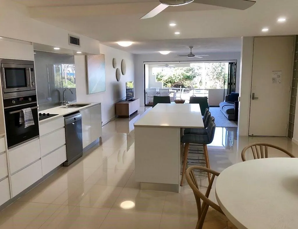 Aparthotel Camargue Beachfront Apartments Maroochydore