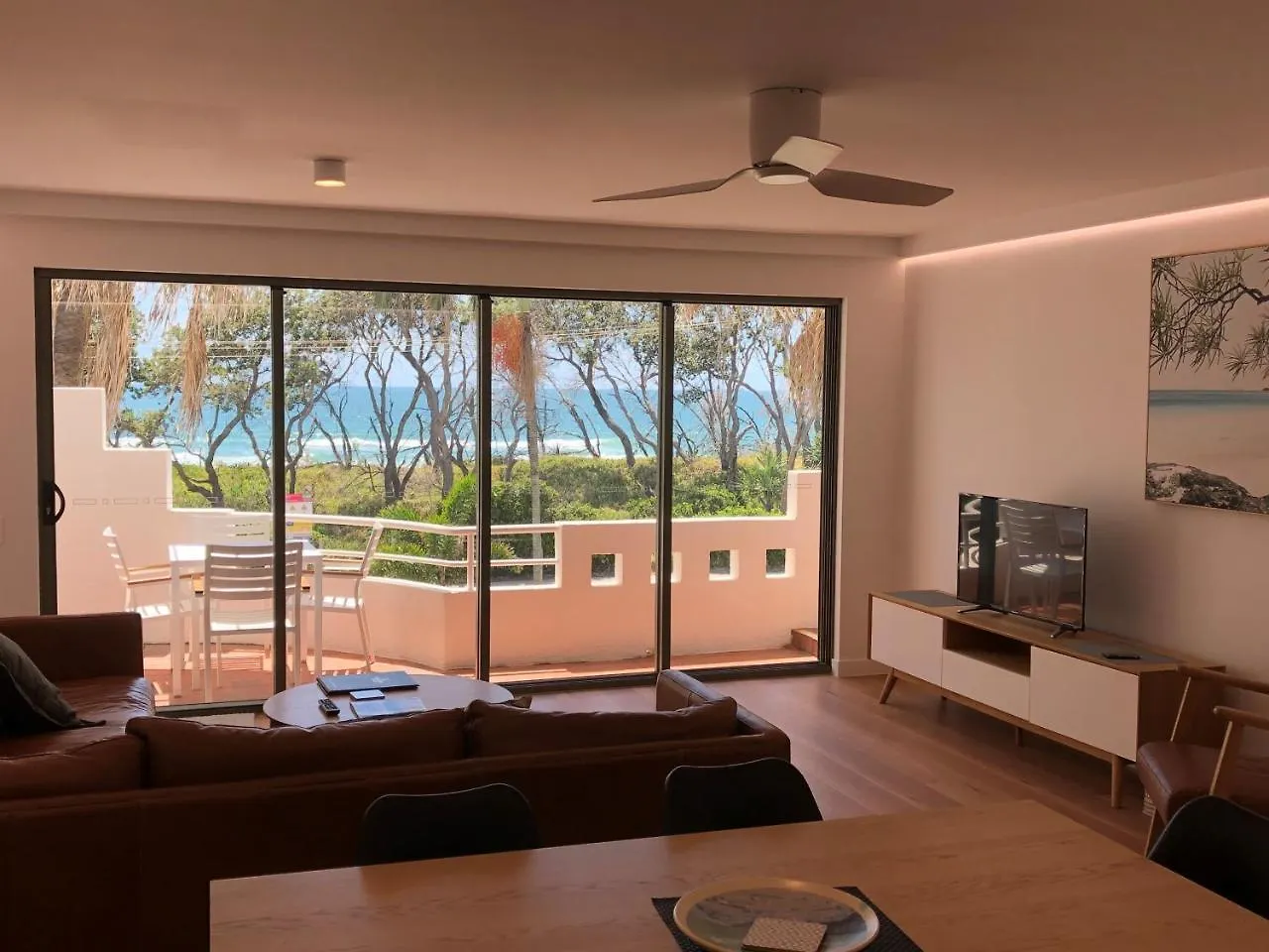 Aparthotel Camargue Beachfront Apartments Maroochydore